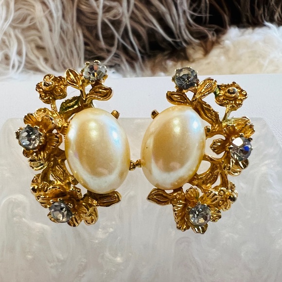 Gorgeous, goldtone, faux, pearl bling costume pierced vintage earrings - Picture 3 of 8